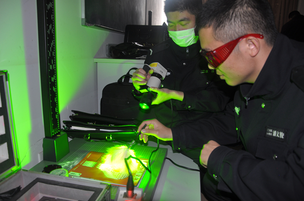 二大队13刑三开展多波段光源显现指纹实训