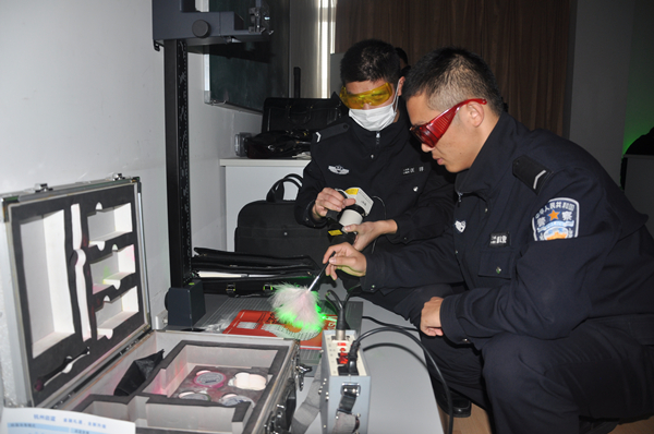 二大队13刑三开展多波段光源显现指纹实训